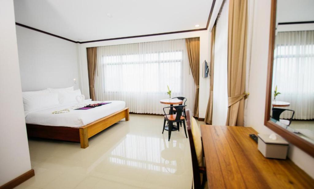 Sisombat Plaza Hotel Vang Vieng Εξωτερικό φωτογραφία